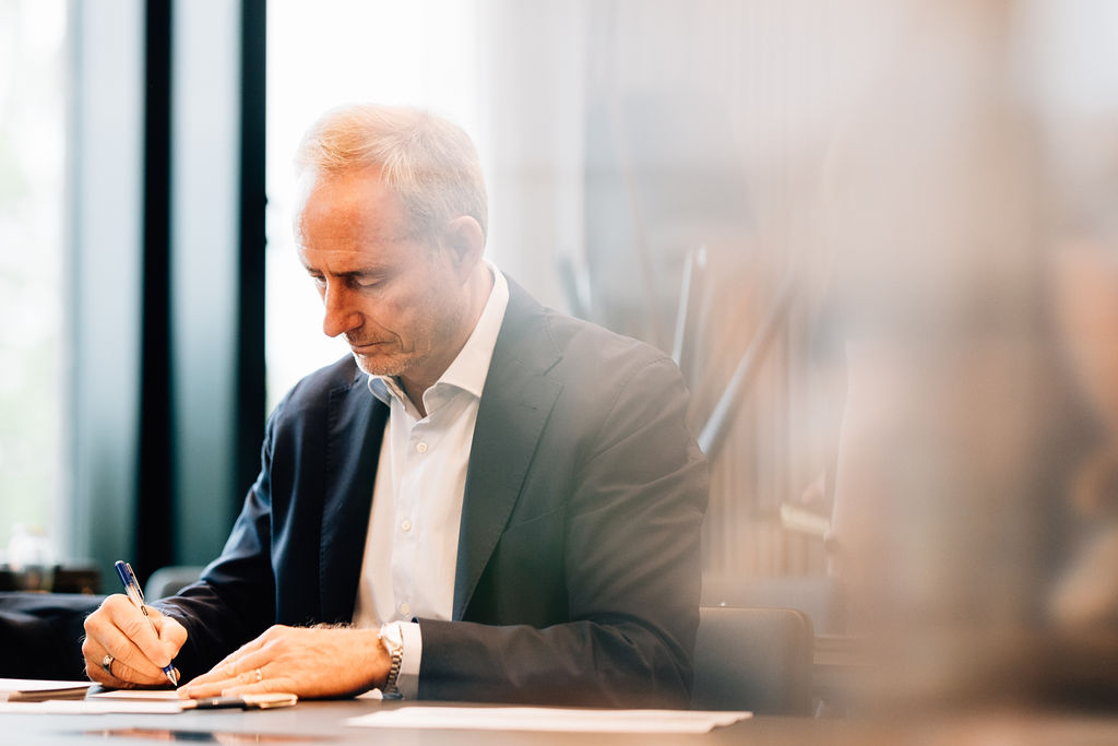 Bodo Schäfer, wie er sich bei einem Event seiner "Mastermind" Notizen macht